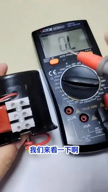 這個單相電機(jī)有三個接線柱，測一下它的兩個繞組